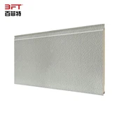 בית מודולרי עם חיפוי מתכת חיצוני, טיח דקורטיבי לבן